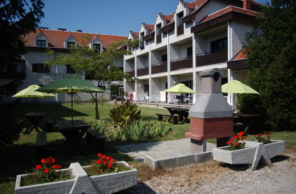 Siesta Club Apartman Harkany Harkány Exterior foto