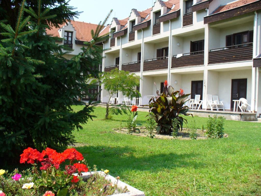 Siesta Club Apartman Harkany Harkány Exterior foto